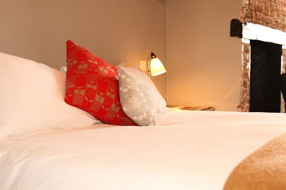 The Blue Boar Hotel วิทนีย์ ภายนอก รูปภาพ